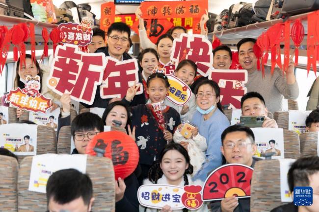 复兴号上演“列车春晚”