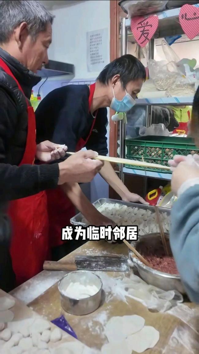 濟(jì)南大哥為求醫(yī)家屬免費(fèi)提供做飯住宿 溫暖泉城的愛(ài)心廚房