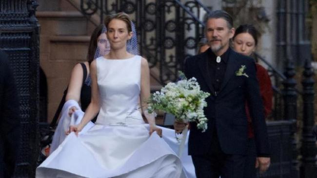 玛雅霍克成婚 《怪奇物语》剧组温馨重聚