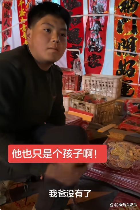 父亲去世母亲手术14岁男孩摆摊卖对联 小小年纪扛起家庭重担