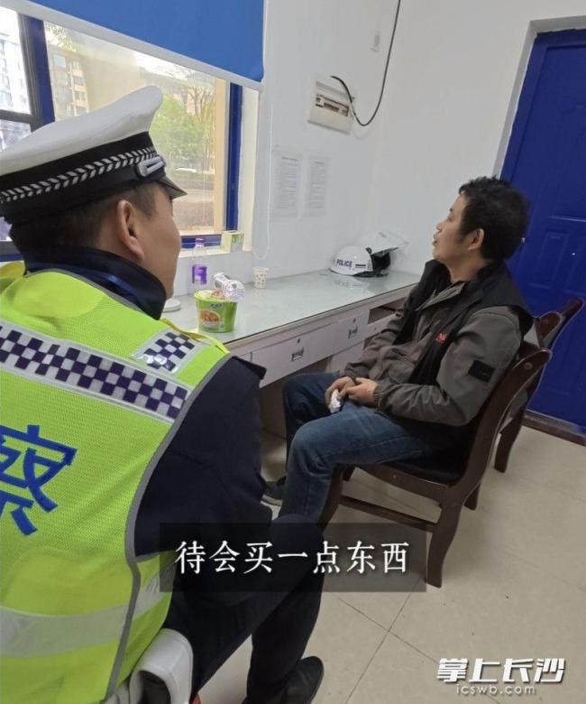 面包车司机因生计违章遇交警暖心执法