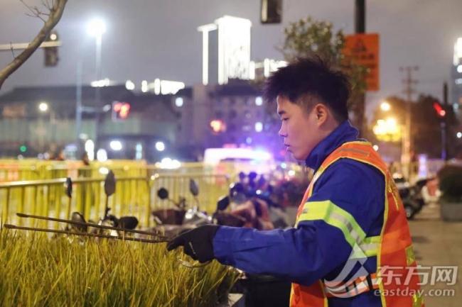 00后環(huán)衛(wèi)工的除夕夜 守夜人點亮城市文明之光