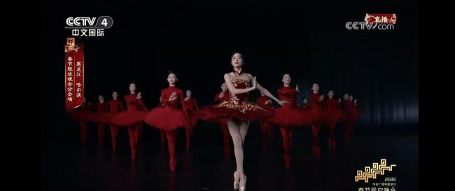 孙千春晚哈尔滨分会场芭蕾舞惊艳亮相 红裙旋转冰雪中