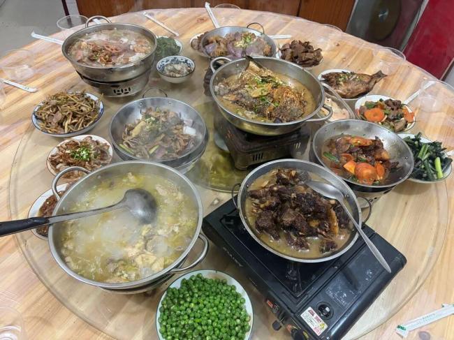 1家32人四世同堂过年 最小1岁 团圆饭里的幸福滋味