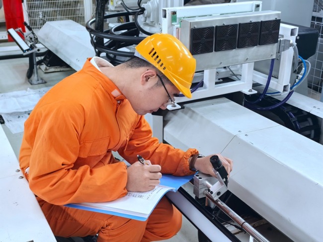 赵达进行设备巡查。人民网记者 王海跃摄