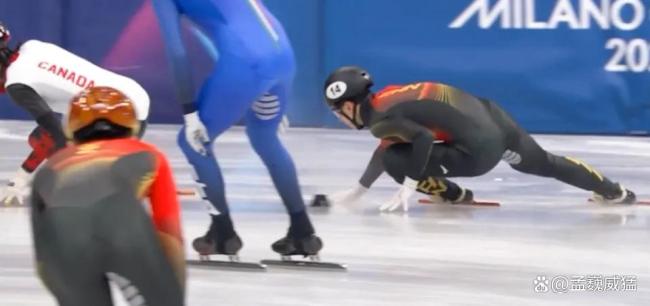 冬奥短道男子接力中国队痛失好局 张柏浩连续超越 加拿大队疑出黑手:争议瞬间引热议