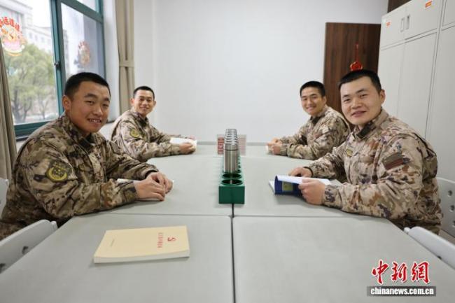 哨位上的新年:我与高墙共守岁 守护万家灯火