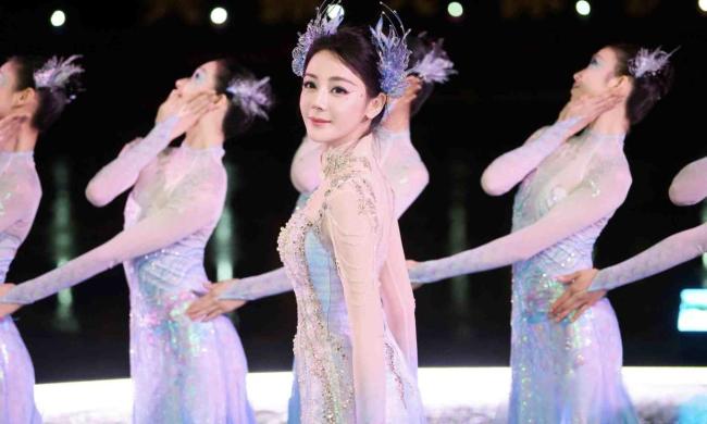 王亚飞给迪丽热巴化的妆 特有审好意思引颈潮水