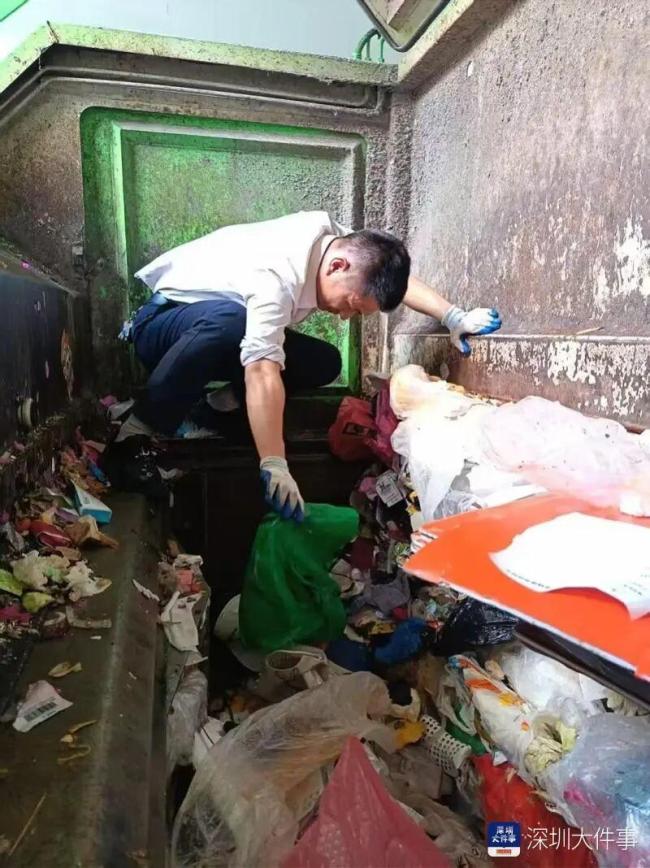 10万现款被误扔 物业翻13吨垃圾找回 7小时不懈勇猛