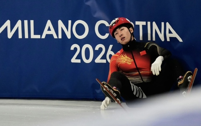 林孝埈无奈摇头 伤病困扰再摔倒