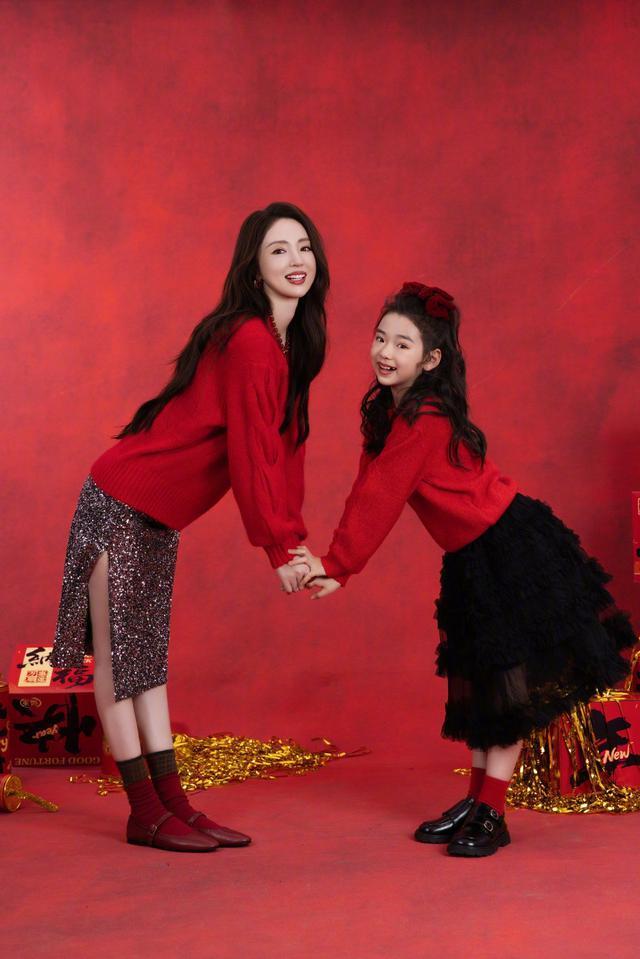 董璇晒小酒窝和朵朵贺年合照 幸福新年三亚度假