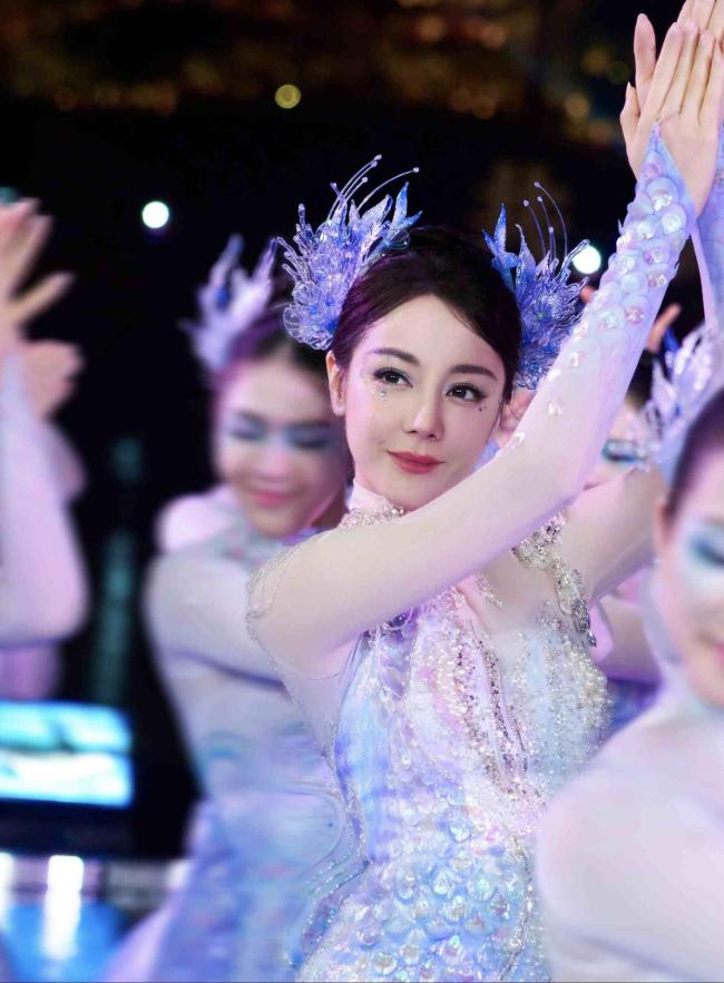 王亚飞给迪丽热巴化的妆 特有审好意思引颈潮水