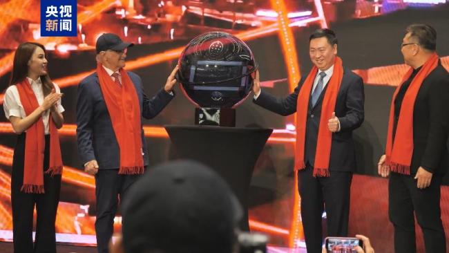 美国“梦天轮”披中国红庆马年新春 点亮纽约夜空