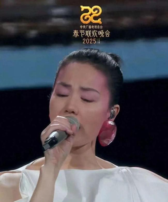 王菲演唱結(jié)束竇靖童發(fā)文 新年快樂平安健康