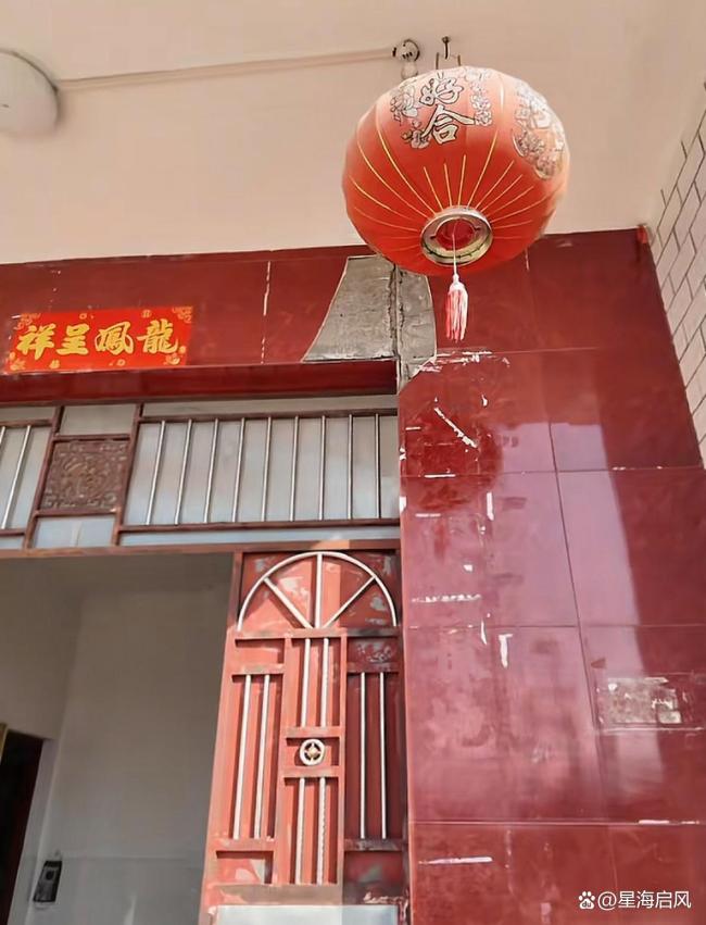 男子爬梯子贴春联时不慎摔落 春节翻车现场集锦