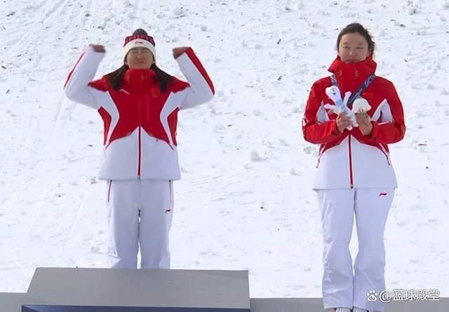 徐梦桃也在颁奖台上喜极而泣 圆梦夺冠振奋人心