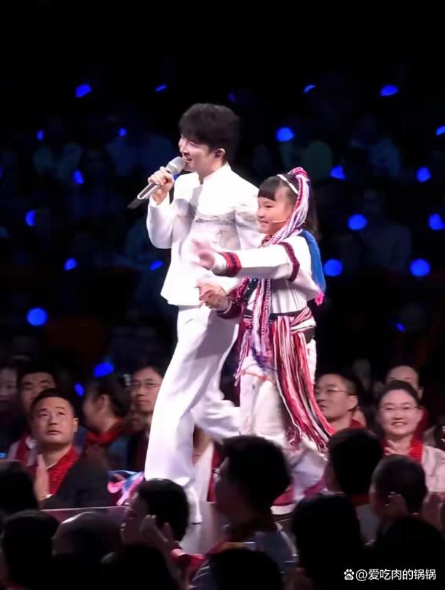 周深牵着高山族小朋友走向大团圆