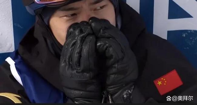 苏翊鸣身披国旗仰天长啸 雪道狂奔庆胜利