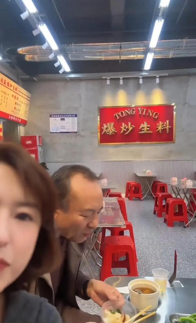 主持人张蕾:大年初二宜陪爸妈,常回家看看