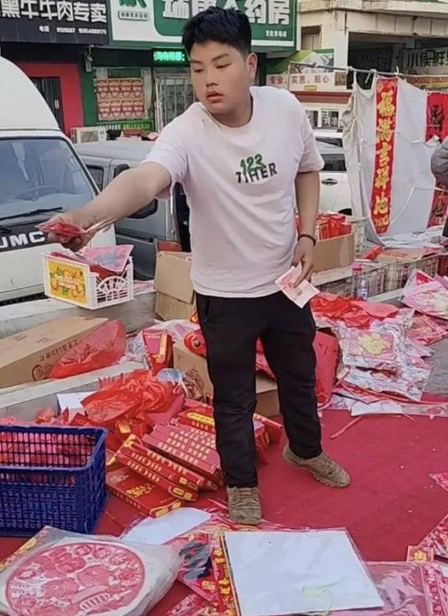 14岁龙凤胎摆摊卖春联13天营收3万