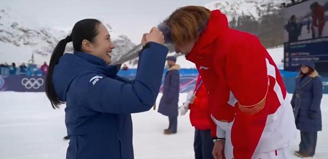 冬奥传奇张虹为苏翊鸣颁奖 新老冠军交接