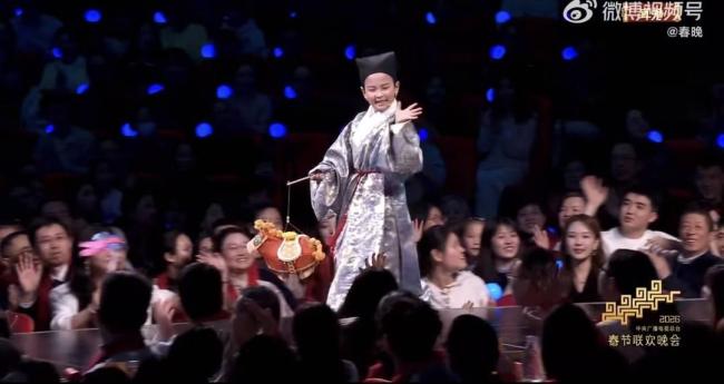 设计者揭秘春晚小演员汉服制作过程 传统之美再现舞台