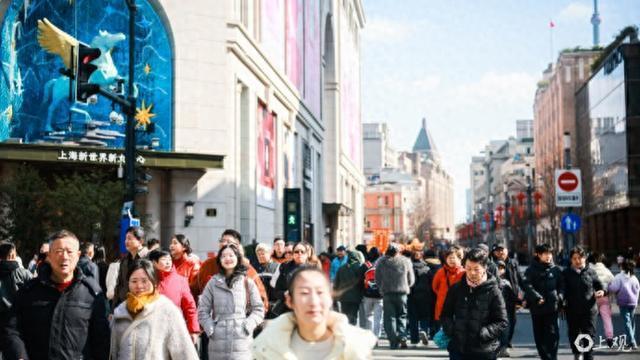 上海南京路新春市集吸引万千游客 年味浓郁喜迎新春