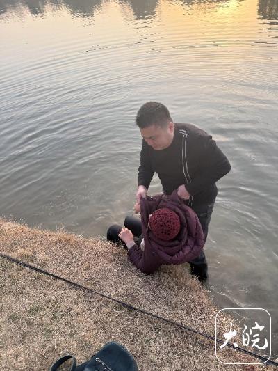 男子纵身跃入河中救人 监控画面曝光