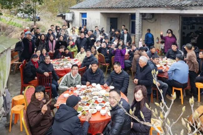 103岁“功夫奶奶”五世同堂吃团圆饭