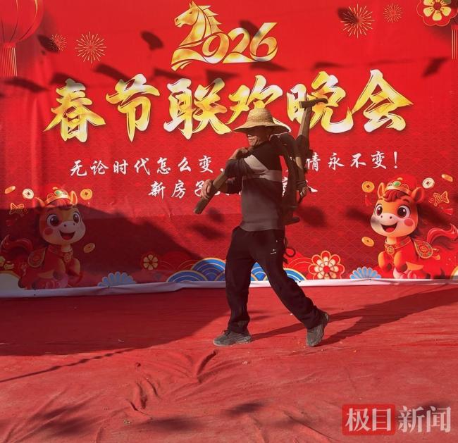 湖北恩施一家52口人自办“春晚” 亲情演绎年味浓