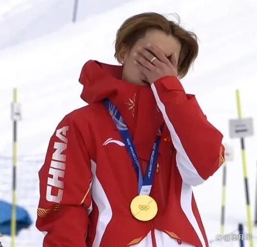 苏翊鸣在领奖台上眼泪夺眶而出