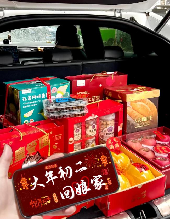 大年初二回娘家 山路上都排队了