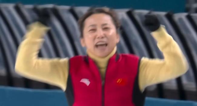 李琰教练庆祝中国队铜牌 0.09秒创历史
