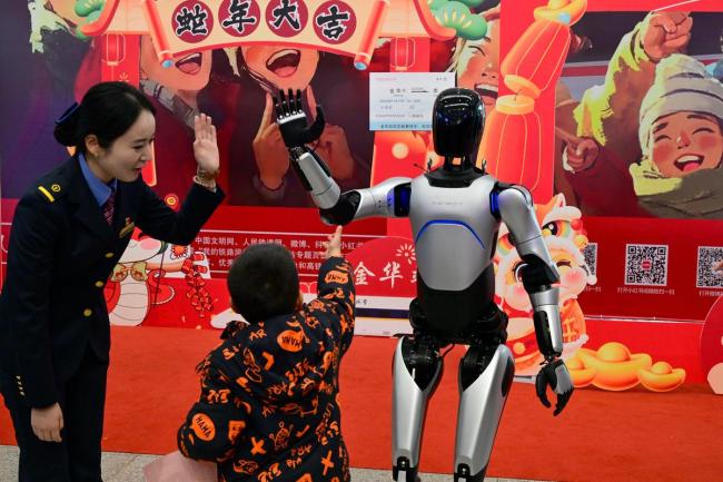 春晚同款机器人穿汉服打太极拜大年