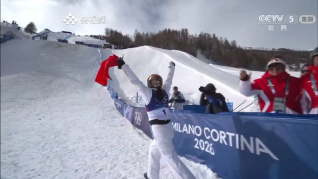 徐梦桃颁奖台上喜极而泣