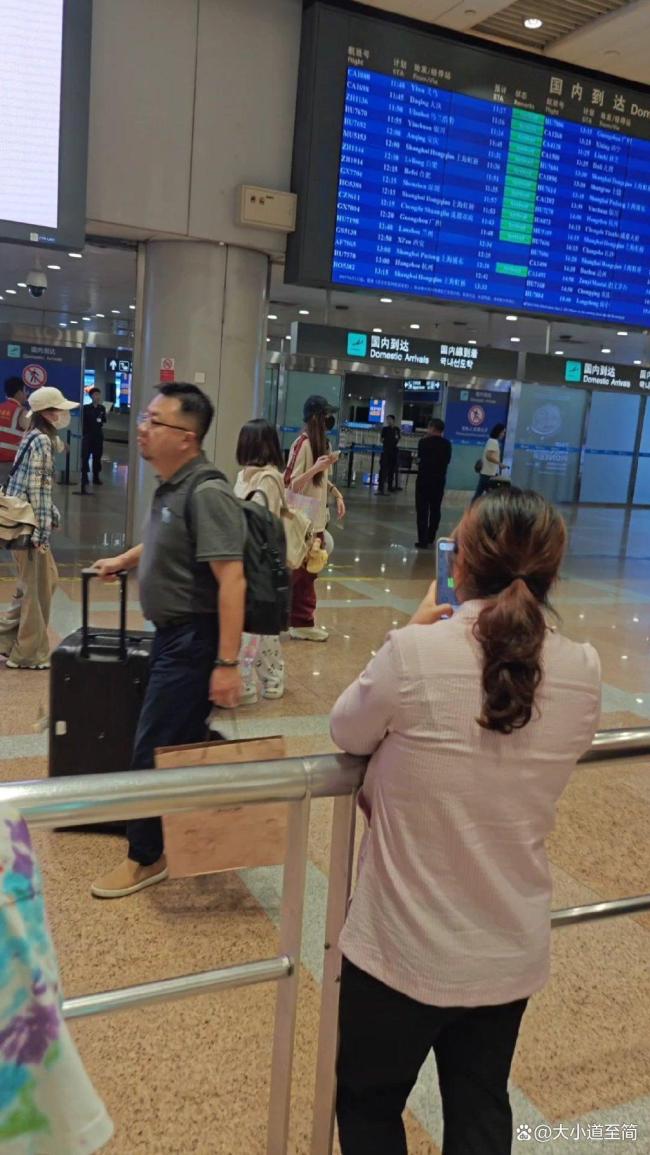 女子被鹿追扑躲进老公怀里 真情流露引人深思