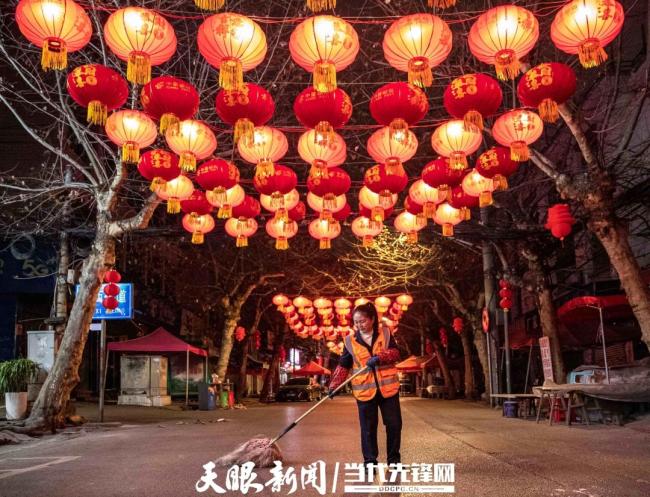 环卫工人坚守岗位过春节 新春里的默默奉献