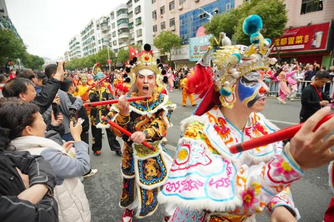 6岁英歌小女孩香港“闹”春 非遗小使臣传播中中文化