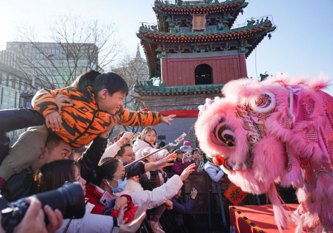 九有同春启新程 灯火应许映江山 各地欢度春节