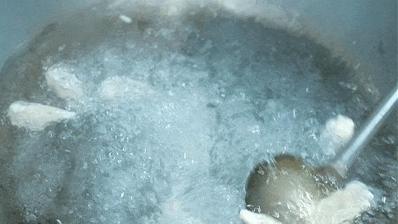 父母包的饺子跨越2700公里送儿子 家的味道最治愈