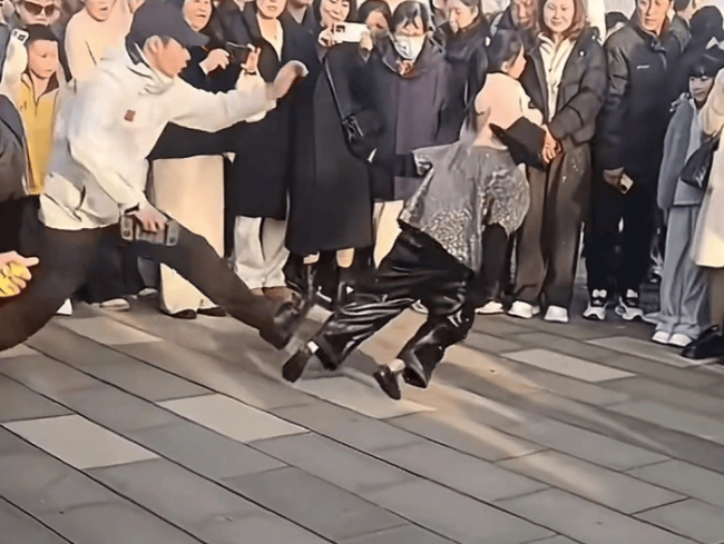 机器人跳舞摔倒 小伙查看时脸被踢伤