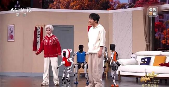 蔡明小品“长脖”机器人突破机械极限 科技与亲情共舞