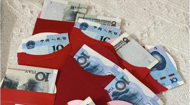 姆妈让上交2万压岁钱 孩子就地不干了