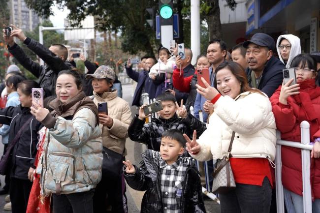 贵州都匀龙狮巡游点火全城年味 新春道喜沿街传递