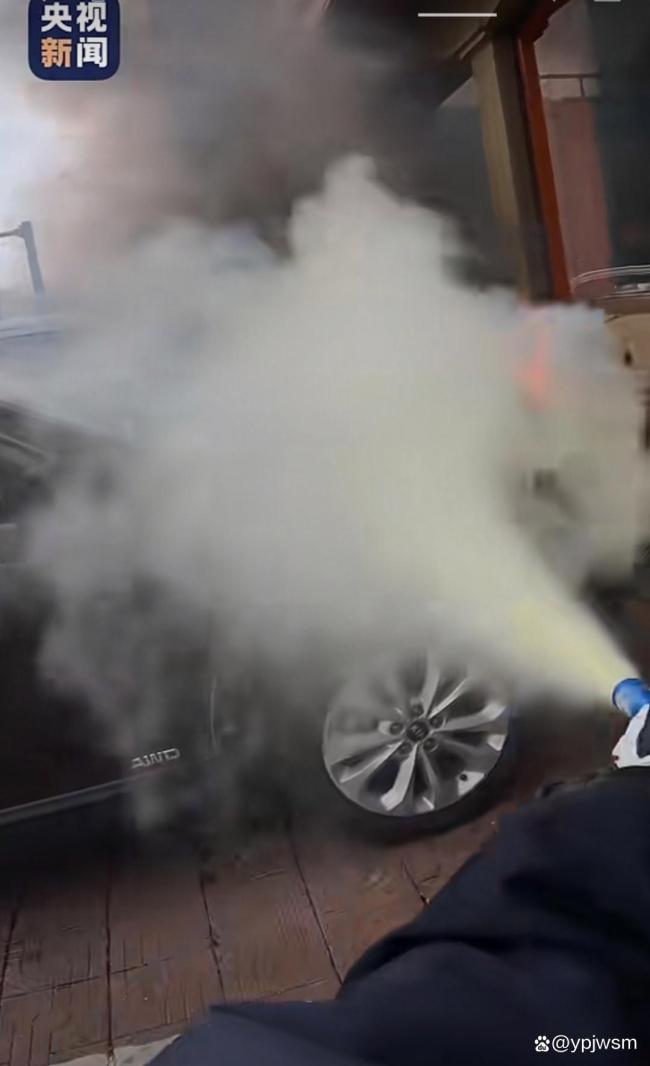小伙骑行发现车辆冒烟 折返扑救 粗鄙东说念主的勇敢