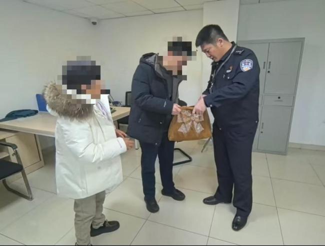 除夕遗失7万压岁钱 警民30分钟寻回 警民联动显温情