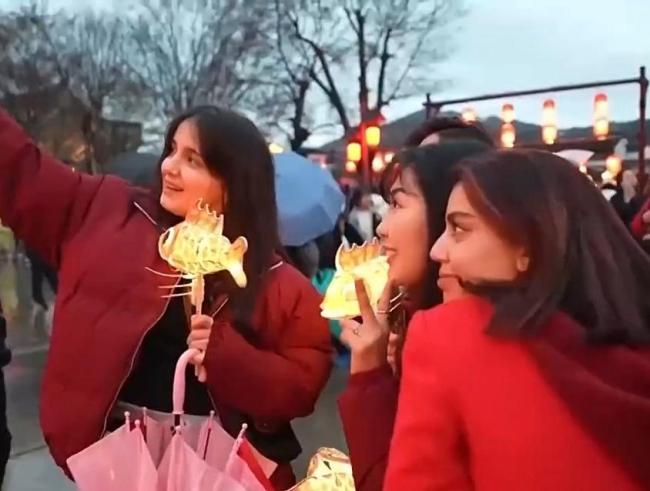 外国游客沉浸式过中国年 全球新风尚