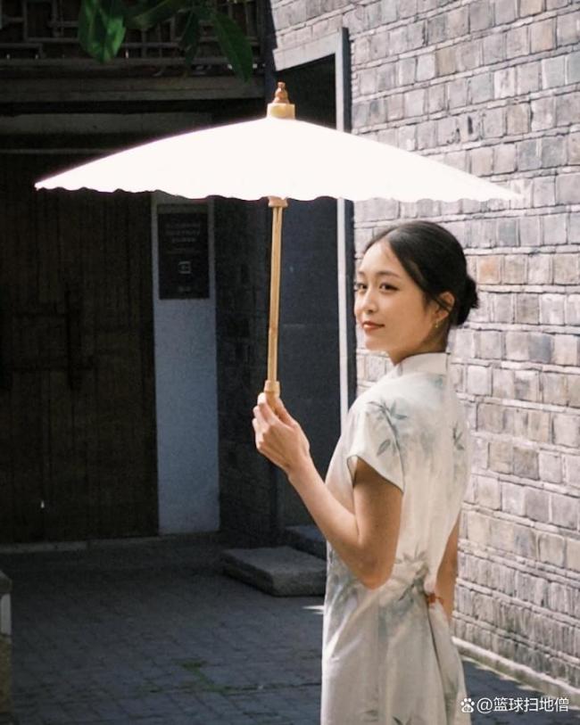 蘇翊鳴賽后與女友朱易秀恩愛 雙喜臨門溫情互動(dòng)