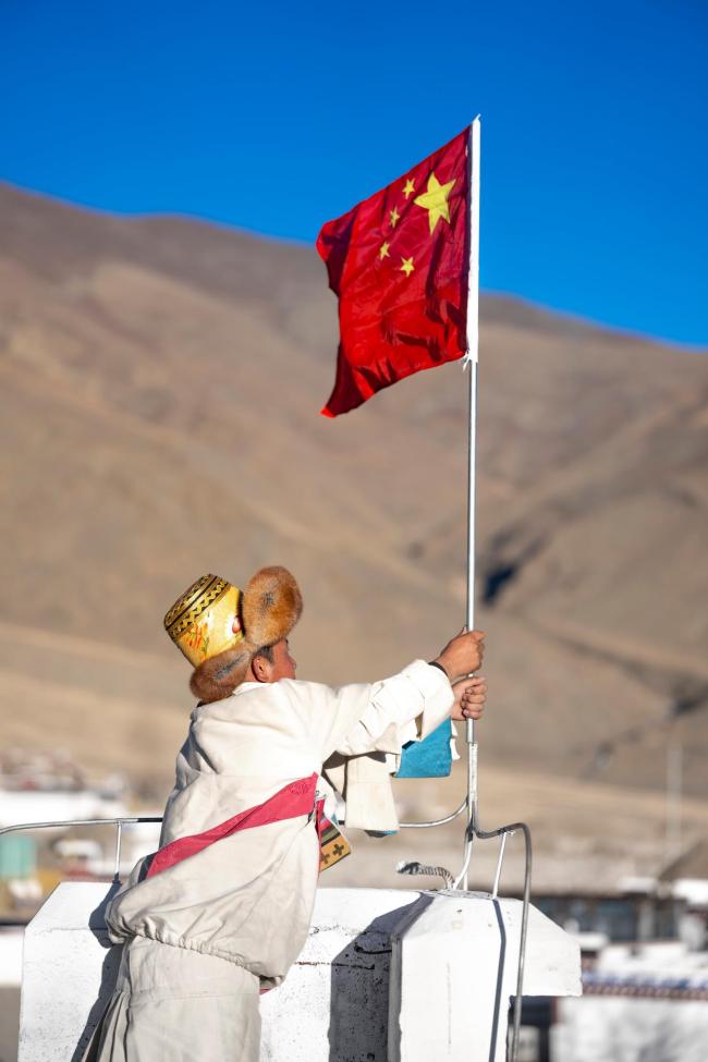 西藏定日:新居里的春节和藏历新年 灾后重建的温馨团聚