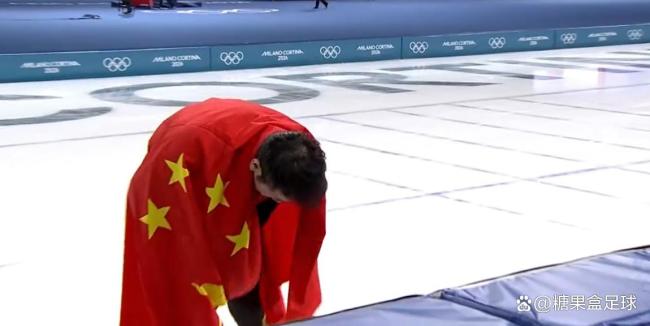 宁忠岩领奖台上激动掩面而泣 四年磨一剑终圆梦